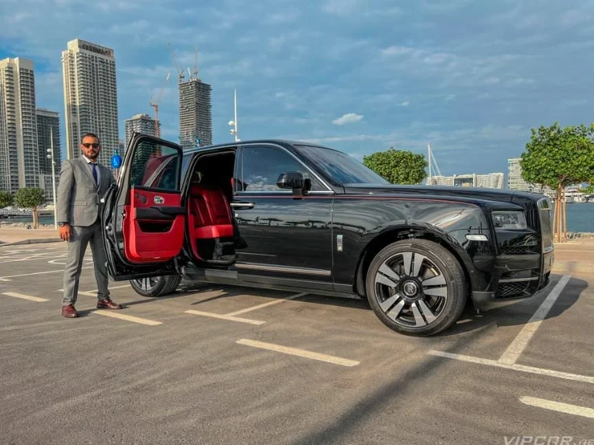 Chauffeur or Self-Drive: What’s Best for Your Dubai Trip?